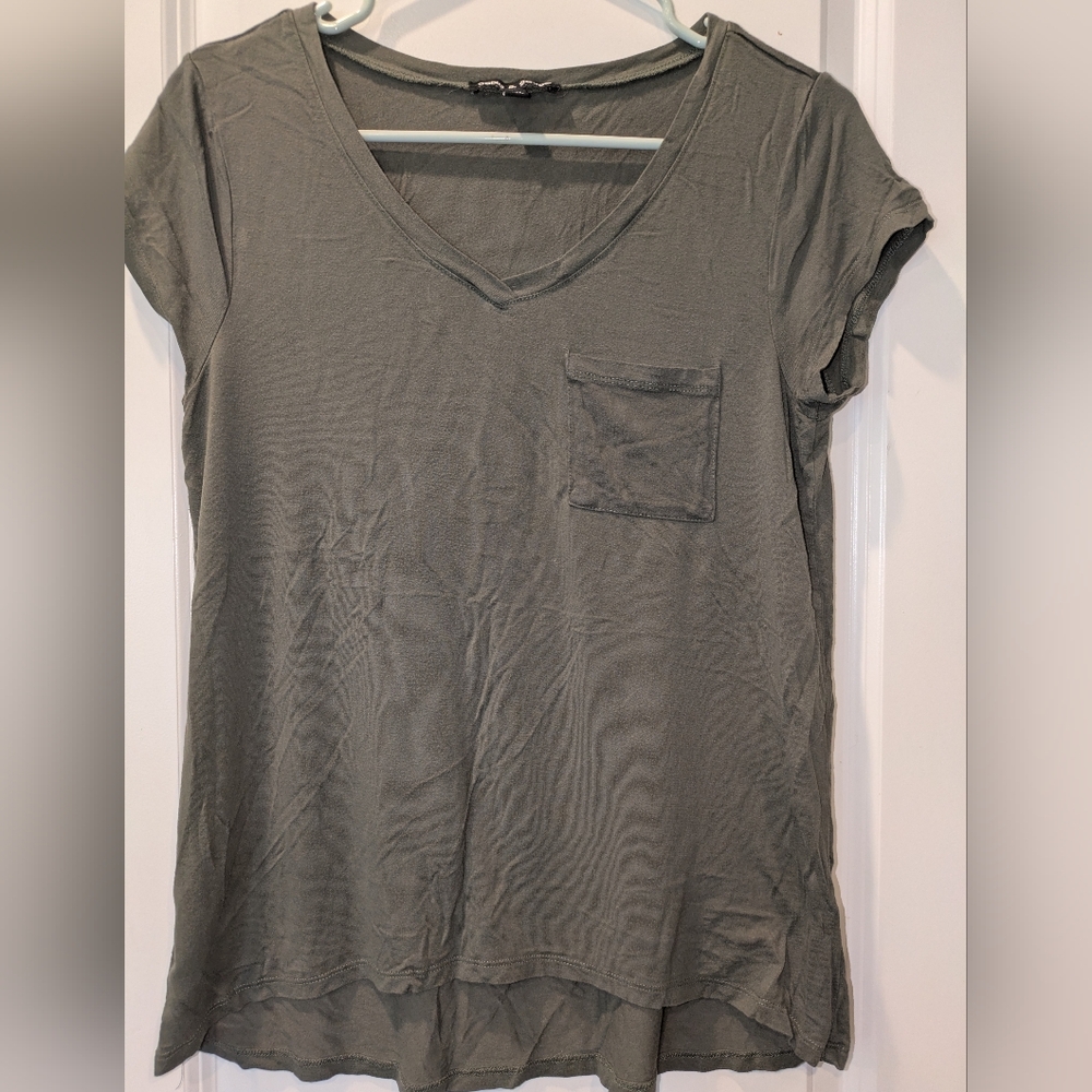 Cable & Gauge Olive Green V Neck M Top With Small Front Pocket